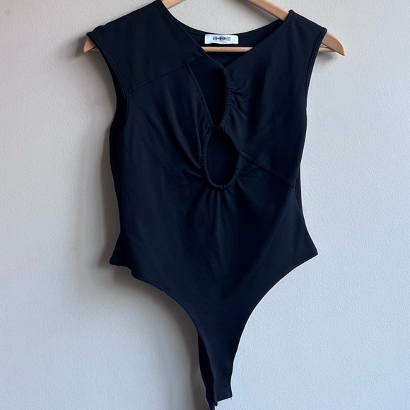 4th & Reckless Lara Cut Out Detail Black Bodysuit Size M - Picture 5 of 10